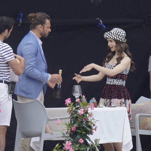 Lily Collins et William Abadie tournent une scène de la série "Emily in Paris" à Saint-Jean-Cap-Ferrat, le 4 mai 2021.