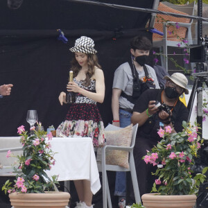 Lily Collins et William Abadie tournent une scène de la série "Emily in Paris" à Saint-Jean-Cap-Ferrat, le 4 mai 2021.