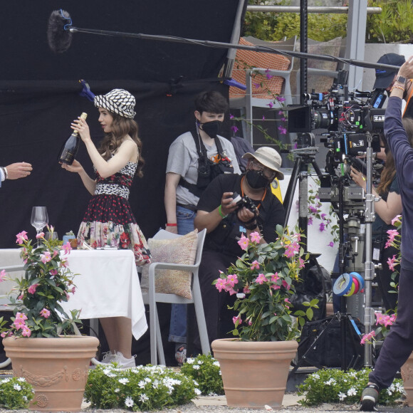 Lily Collins et William Abadie tournent une scène de la série "Emily in Paris" à Saint-Jean-Cap-Ferrat, le 4 mai 2021.
