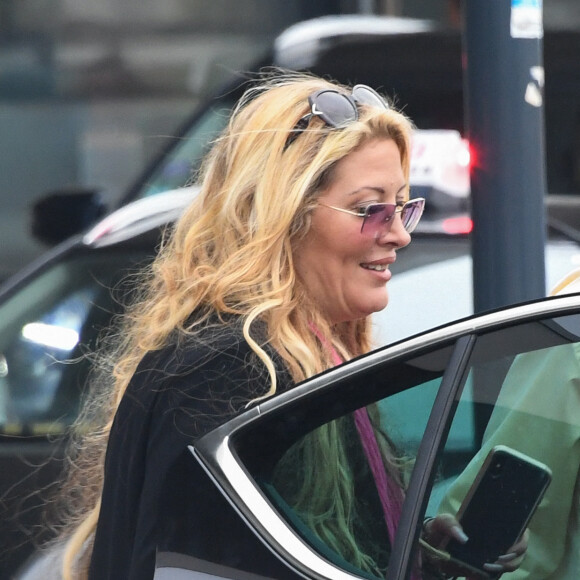 Exclusif - Loana Petrucciani quitte l'aérogare d'Orly Ouest puis monte dans un taxi le 13 septembre 2018.