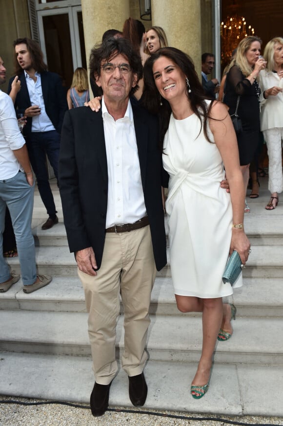 Exclusif - Luc Ferry et sa femme Marie-Caroline Becq de Fouquières à l'hôtel particulier Salomon de Rothschild à Paris, France, le 22 juin 2017. © Rachid Bellak/Bestimage