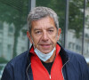 Exclusif - Le docteur Michel Cymes arrive devant les studios de RTL à Neuilly-sur-Seine, le 3 septembre 2020, pour animer sa chronique "Ca va beaucoup mieux".