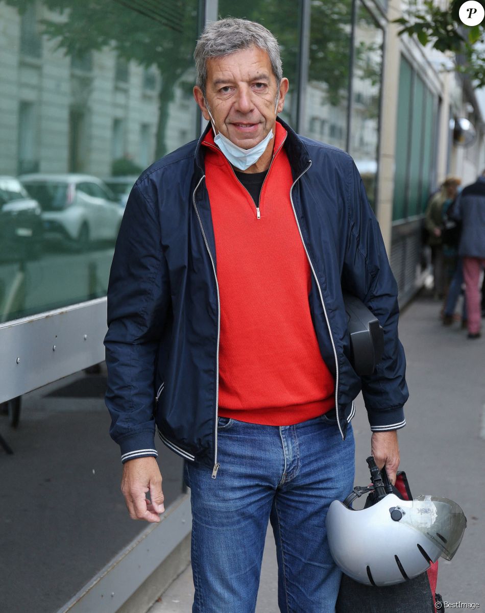 Exclusif - Le docteur Michel Cymes arrive devant les studios de RTL à Neuilly-sur-Seine, le 3 septembre 2020, pour animer sa chronique "Ca va beaucoup mieux".