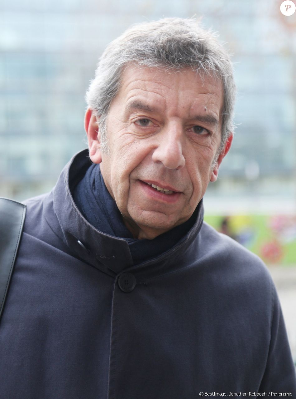 Michel Cymes - People à la sortie des studios de la station de radio RTL à Paris le 28 novembre 2019. © Jonathan Rebboah / Panoramic / Bestimage