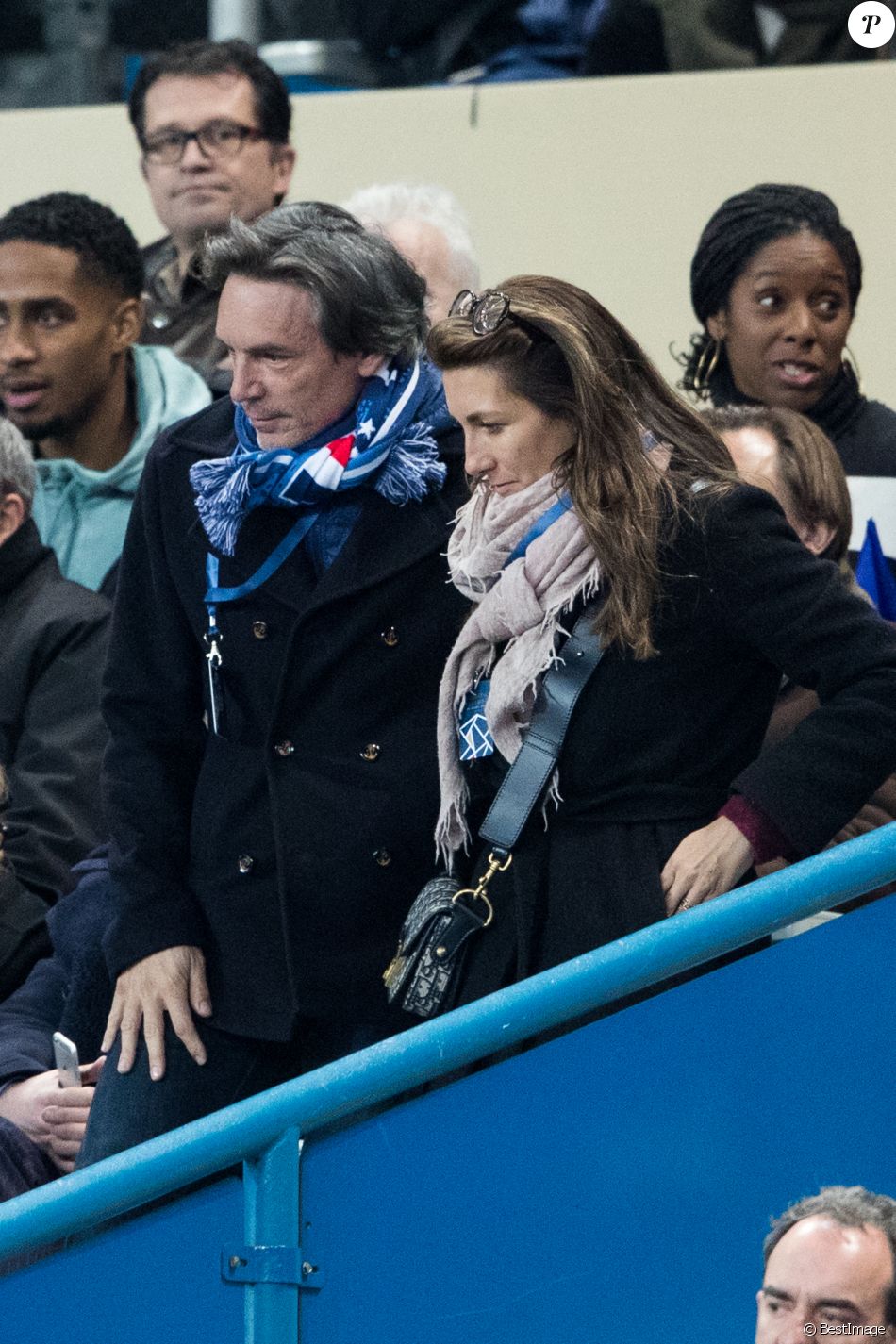 Anne-Claire Coudray et son compagnon Nicolas Vix - People assistent au match des éliminatoires de l'Euro 2020 entre la France et l'Islande au Stade de France à Saint-Denis le 25 mars 2019. La france a remporté le match sur le score de 4-0.