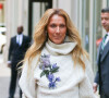 Celine Dion rayonnante et très souriante dans un ensemble pull écru et jupe bouffante fleurie salue ses fans à la sortie de son hôtel à New York.