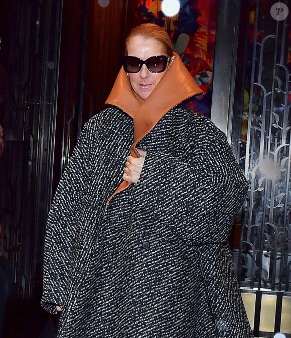 Céline Dion porte un manteau surdimensionné JW Anderson à New York City, New York, Etats-Unis, le 6 mars 2020.