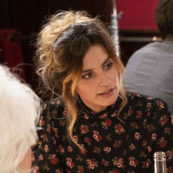 Exclusif - Laëtitia Milot (dans le rôle Sophie), Sylvie Testud (dans le rôle de Geneviève) - Sketch L'addition - Tournage du film "I love you coiffure" de M.Robin. Le 13 janvier 2020 © Cyril Moreau / Bestimage