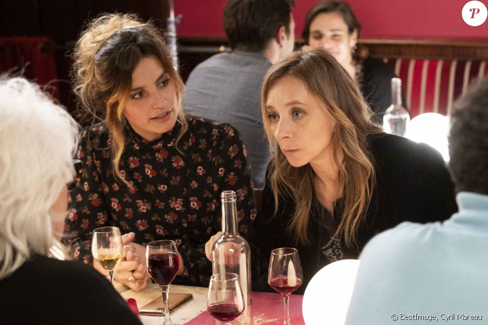 Exclusif - Laëtitia Milot (dans le rôle Sophie), Sylvie Testud (dans le rôle de Geneviève) - Sketch L'addition - Tournage du film "I love you coiffure" de M.Robin. Le 13 janvier 2020 © Cyril Moreau / Bestimage