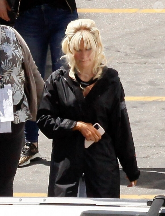 Lily James dans le rôle de Pamela Anderson sur le tournage de la nouvelle mini-série "Pam and Tommy" à Los Angeles, le 3 mai 2021