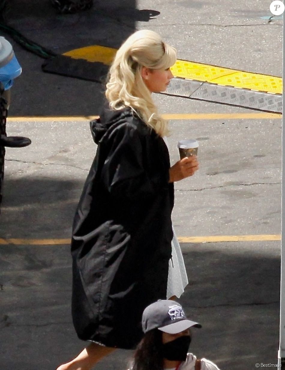 Lily James dans le rôle de Pamela Anderson sur le tournage de la nouvelle mini-série "Pam and Tommy" à Los Angeles, le 3 mai 2021.