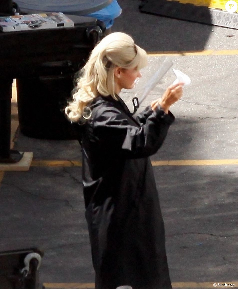 Lily James dans le rôle de Pamela Anderson sur le tournage de la nouvelle mini-série "Pam and Tommy" à Los Angeles, le 3 mai 2021.