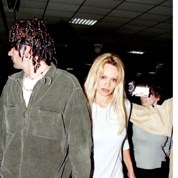 "Pamela Anderson" et "Tommy Lee" arrivent à l'aéroport de Nice.