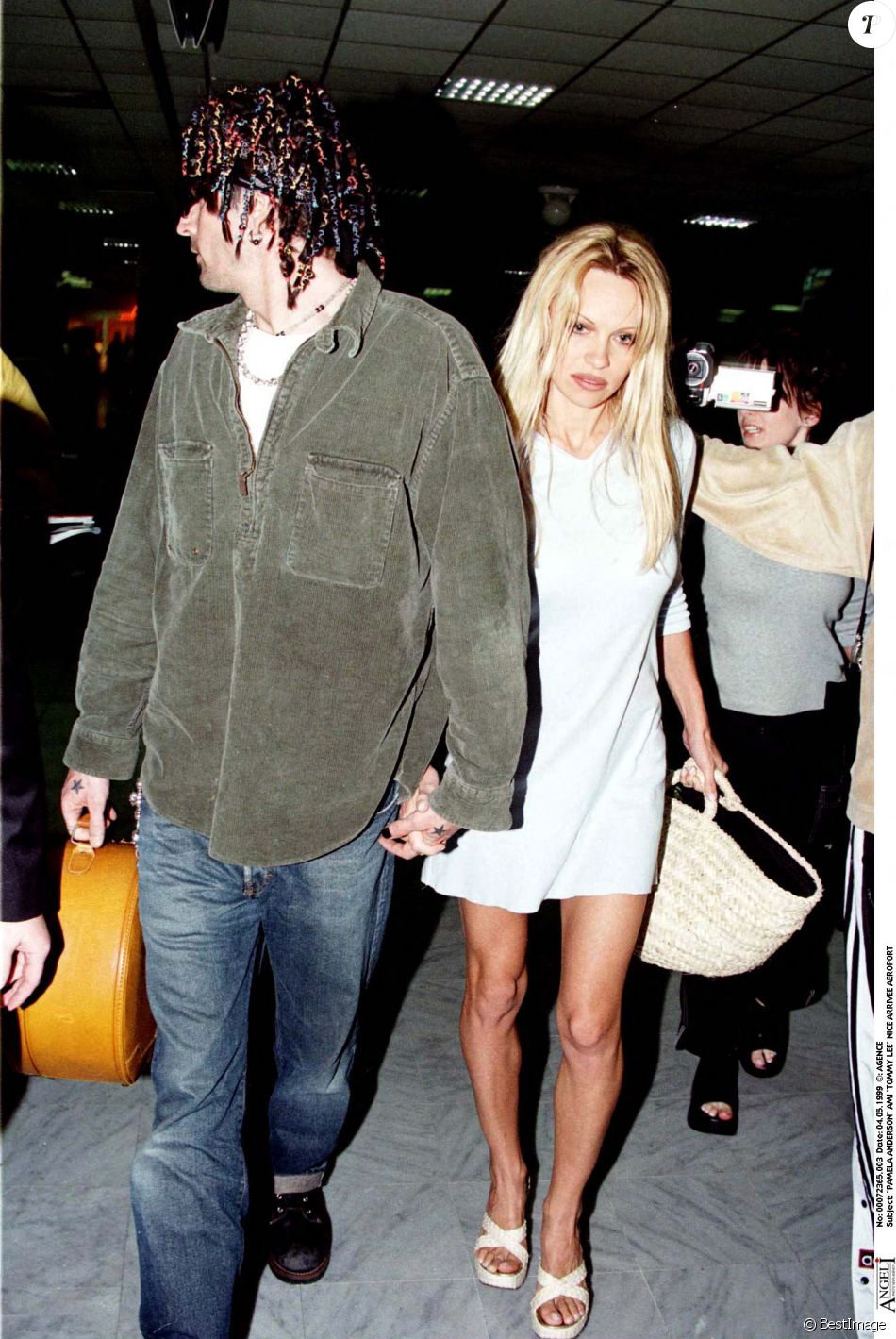 "Pamela Anderson" et "Tommy Lee" arrivent à l'aéroport de Nice.