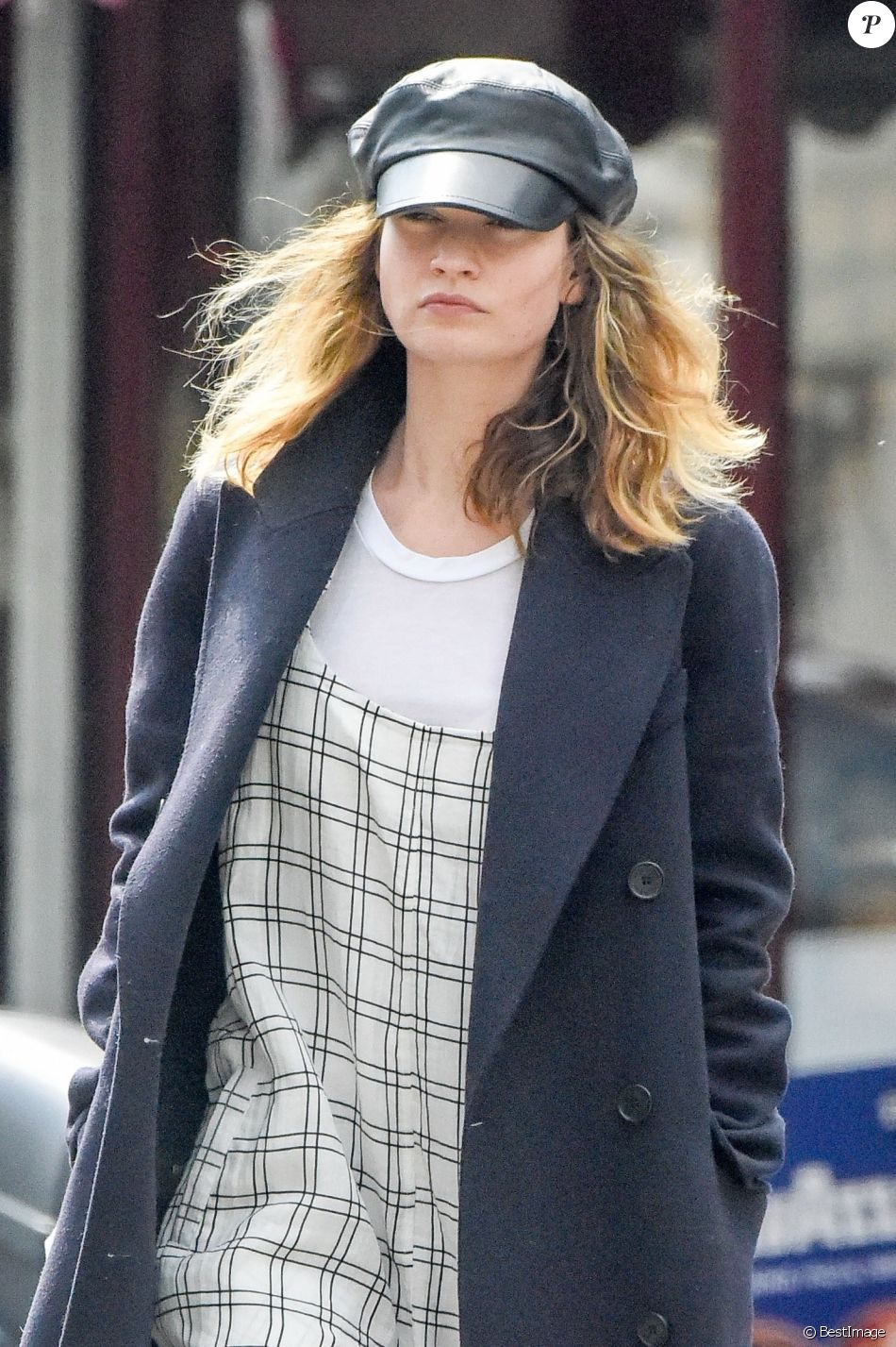 Lily James ("Mamma Mia") fait quelques courses en marge du confinement à Londres