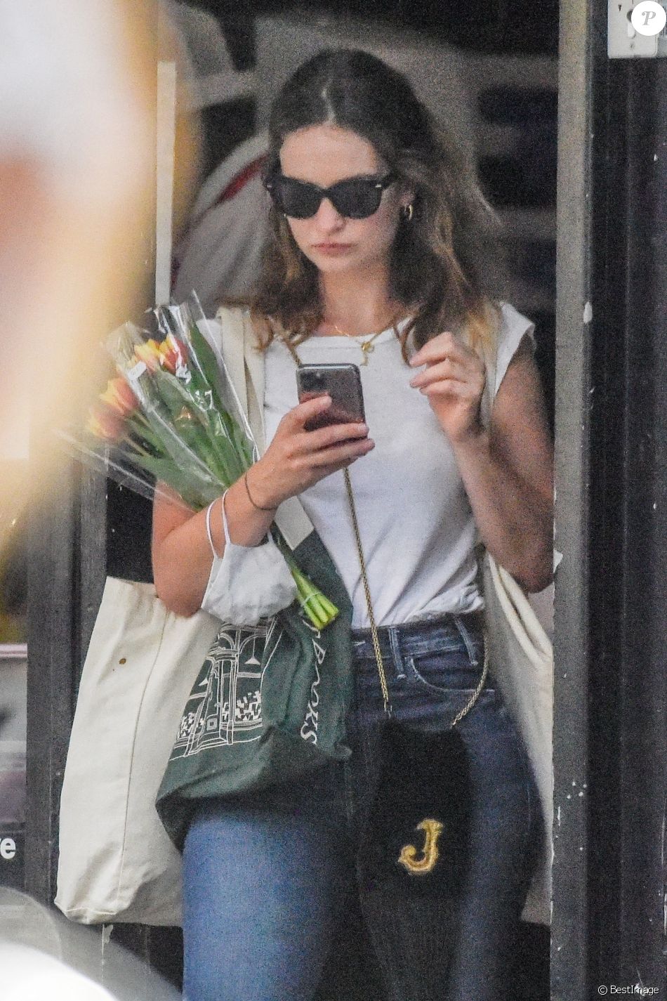 Lily James fait une sortie shopping dans le nord de Londres et achète des fleurs le 27 mai 2020.