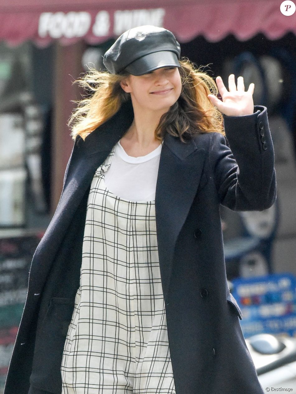 Lily James ("Mamma Mia") fait quelques courses en marge du confinement à Londres, le 4 mai 2020.