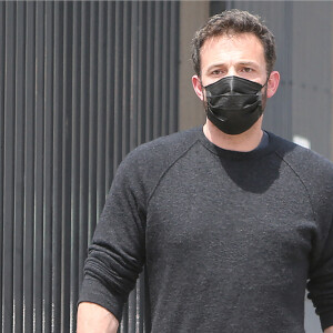 Ben Affleck et son ex-femme Jennifer Garner emmènent leur fils Samuel, 9 ans, à son cours de natation à Los Angeles, le 3 mai 2021.