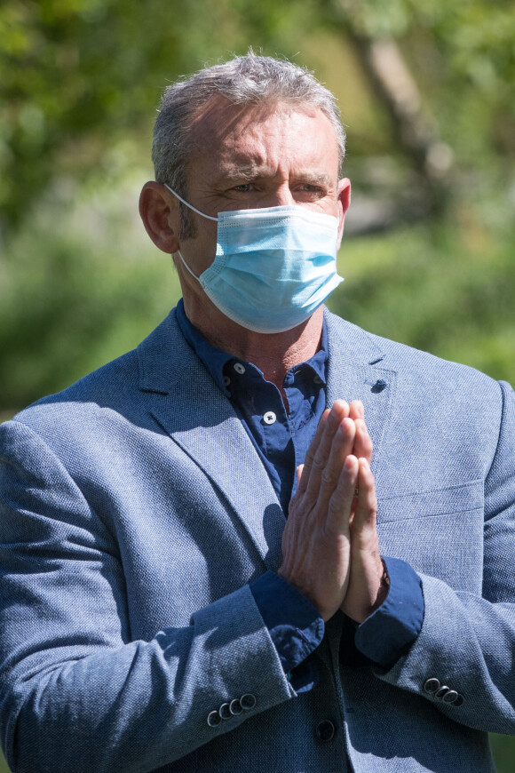 Exclusif - Tom Schacht - Reprise du tournage de la série "Les Mystères de l'amour" à Cergy-Pontoise (Val d'Oise) après 2 mois d'arrêt dû au confinement en pleine épidémie de Coronavirus Covid-19 le 14 mai 2020.