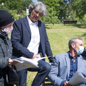 Exclusif - Philippe Vasseur, Tom Schacht et Patrick Puydebat - Reprise du tournage de la série "Les Mystères de l'amour" à Cergy-Pontoise (Val d'Oise) après 2 mois d'arrêt dû au confinement en pleine épidémie de Coronavirus Covid-19 le 14 mai 2020.
