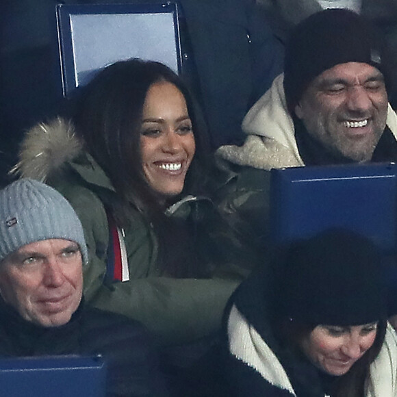 Amel Bent et son mari Patrick Antonelli (DR) dans les tribunes lors du match de Ligue 1 "PSG - OM (3-0)" au Parc des Princes à Paris, le 25 février 2018. 