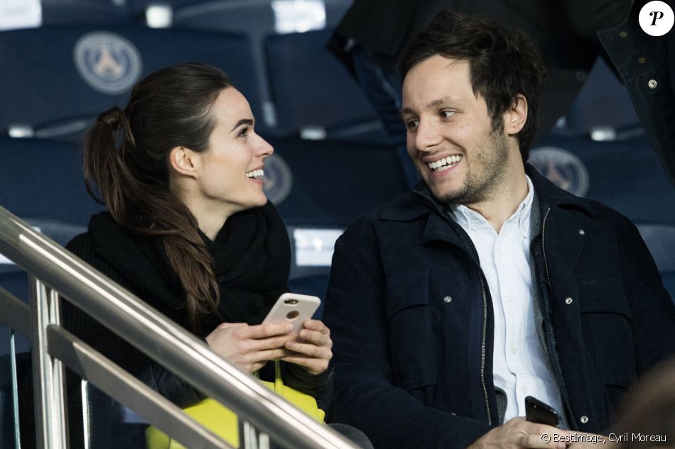 Le chanteur Vianney (Vianney Bureau) et sa compagne Catherine Robert - Célébrités dans les tribunes du parc des princes lors du match de football de ligue 1, le Paris Saint-Germain (PSG) contre En Avant de Guingamp (EAG) à Paris, France, le 29 avril 2018. Paris et Guingamp ont fait match nul 2 - 2. © Cyril Moreau/Bestimage
