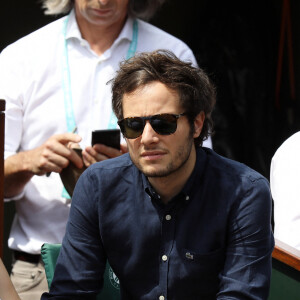 Le chanteur Vianney (Vianney Bureau) et sa compagne Catherine Robert dans les tribunes des internationaux de tennis de Roland Garros à Paris, France, le 3 juin 2018. © Dominique Jacovides - Cyril Moreau/Bestimage