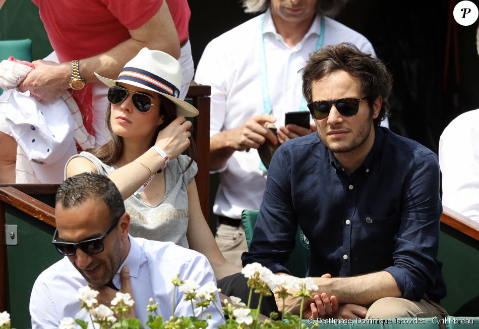 Le chanteur Vianney (Vianney Bureau) et sa compagne Catherine Robert dans les tribunes des internationaux de tennis de Roland Garros à Paris, France, le 3 juin 2018. © Dominique Jacovides - Cyril Moreau/Bestimage