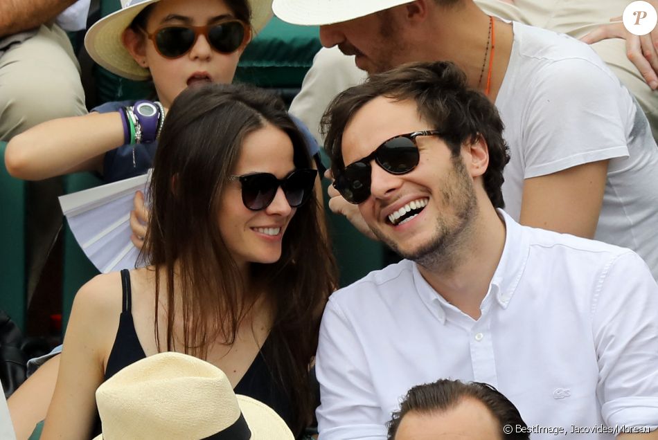 Le chanteur Vianney (Vianney Bureau) et sa compagne Catherine Robert dans les tribunes des Internationaux de France de Tennis de Roland Garros à Paris, le 10 juin 2018. © Jacovides/Moreau/Bestimage