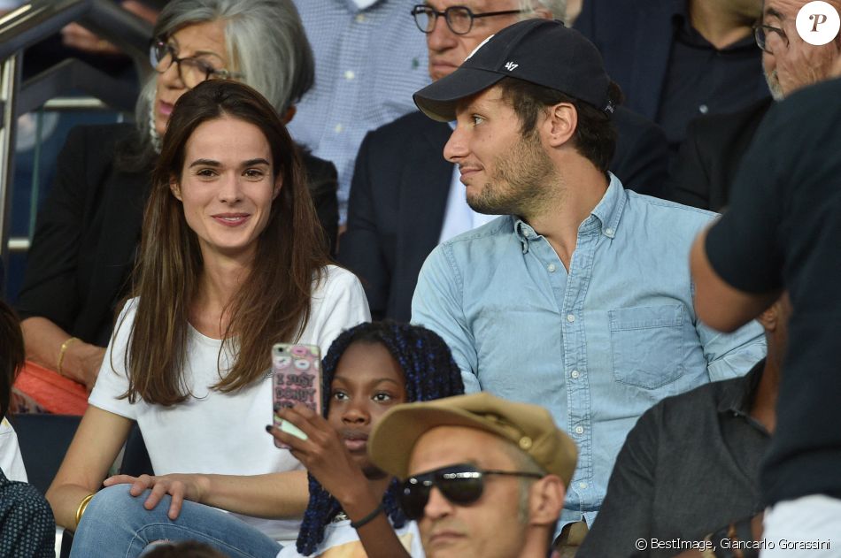 Vianney Bureau (Vianney) et sa compagne Catherine Robert dans les tribunes lors du match de championnat de Ligue 1 Conforama opposant le Paris Saint-Germain au Toulouse FC au parc des Princes à Paris, France, le 25 août 2019. Le PSG a gagné 4-0. © Giancarlo Gorassini/Bestimage