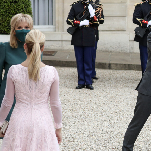 Le président de la République française, Emmanuel Macron et sa femme le Première dame, Brigitte Macron reçoivent le président de la Nation argentine, Alberto Angel Fernandez et sa compagne Fabiola Yanez, pour un déjeuner de travail au palais de l'Elysée à Paris, France, le 12 mai 2021. © Stéphane Lemouton/Bestimage