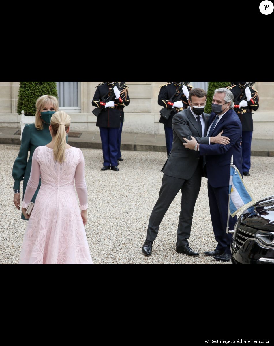 Le président de la République française, Emmanuel Macron et sa femme le Première dame, Brigitte Macron reçoivent le président de la Nation argentine, Alberto Angel Fernandez et sa compagne Fabiola Yanez, pour un déjeuner de travail au palais de l'Elysée à Paris, France, le 12 mai 2021. © Stéphane Lemouton/Bestimage