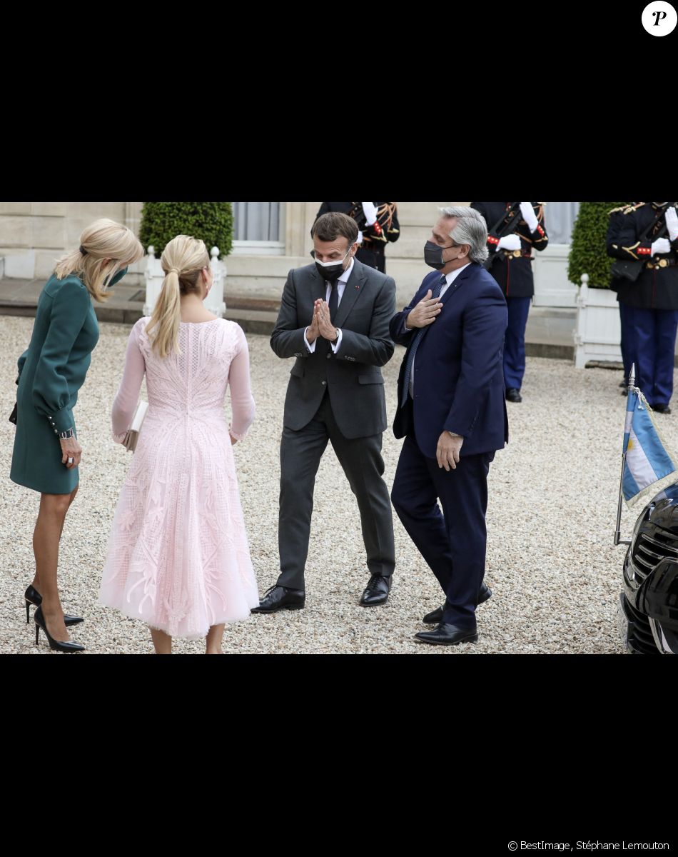 Le président de la République française, Emmanuel Macron et sa femme le Première dame, Brigitte Macron reçoivent le président de la Nation argentine, Alberto Angel Fernandez et sa compagne Fabiola Yanez, pour un déjeuner de travail au palais de l'Elysée à Paris, France, le 12 mai 2021. © Stéphane Lemouton/Bestimage