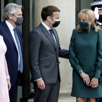 Emmanuel et Brigitte Macron toujours aussi tactiles : nouvelle sortie remarquée du couple à l'Elysée