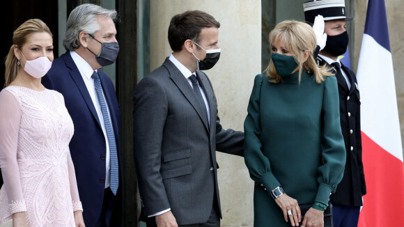Emmanuel et Brigitte Macron toujours aussi tactiles : nouvelle sortie remarquée du couple à l'Elysée