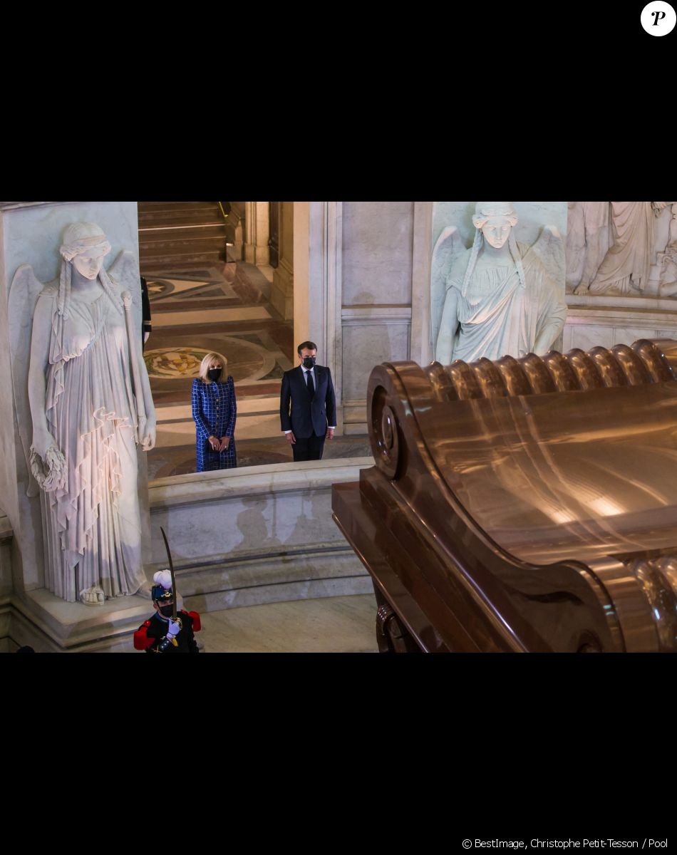 Le président de la République Emmanuel Macron et sa femme Brigitte - Commémoration du bicentenaire de la mort de Napoléon 1er aux Invalides à Paris. Le 5 mai 2021 © Christophe Petit-Tesson / Pool / Bestimage