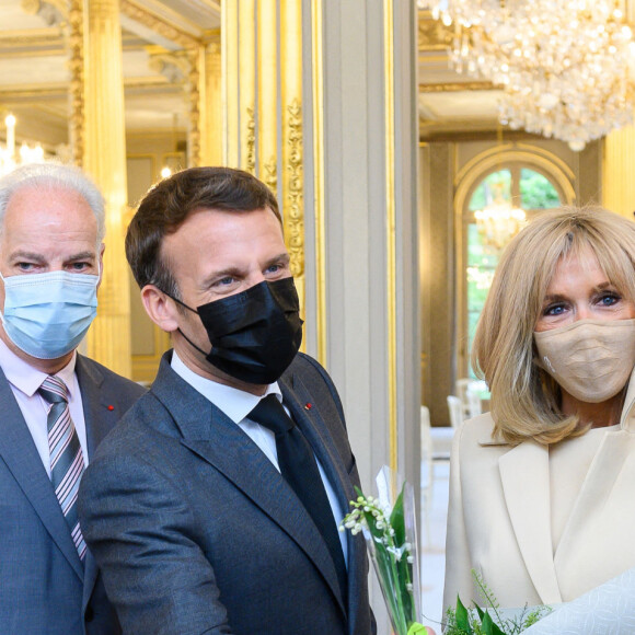 Le président de la République française Emmanuel Macron, sa femme la Première dame Brigitte Macron et Alain Griset, ministre délégué auprès du ministre de l'Économie, des Finances lors de la traditionnelle cérémonie du muguet du 1er Mai au palais de l'Elysée à Paris, France, le 1er 2021. © Jacques Witt/Pool/Bestimage