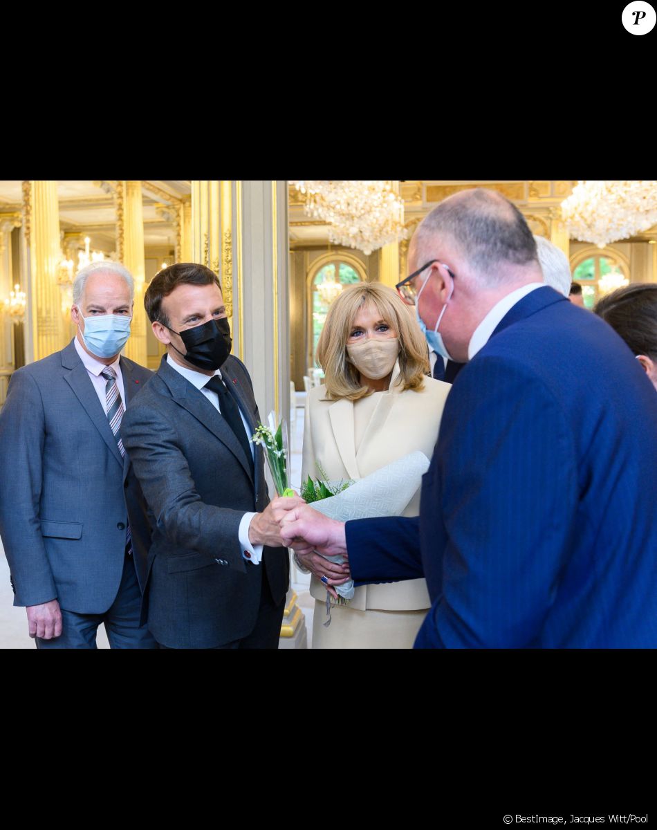 Le président de la République française Emmanuel Macron, sa femme la Première dame Brigitte Macron et Alain Griset, ministre délégué auprès du ministre de l'Économie, des Finances lors de la traditionnelle cérémonie du muguet du 1er Mai au palais de l'Elysée à Paris, France, le 1er 2021. © Jacques Witt/Pool/Bestimage