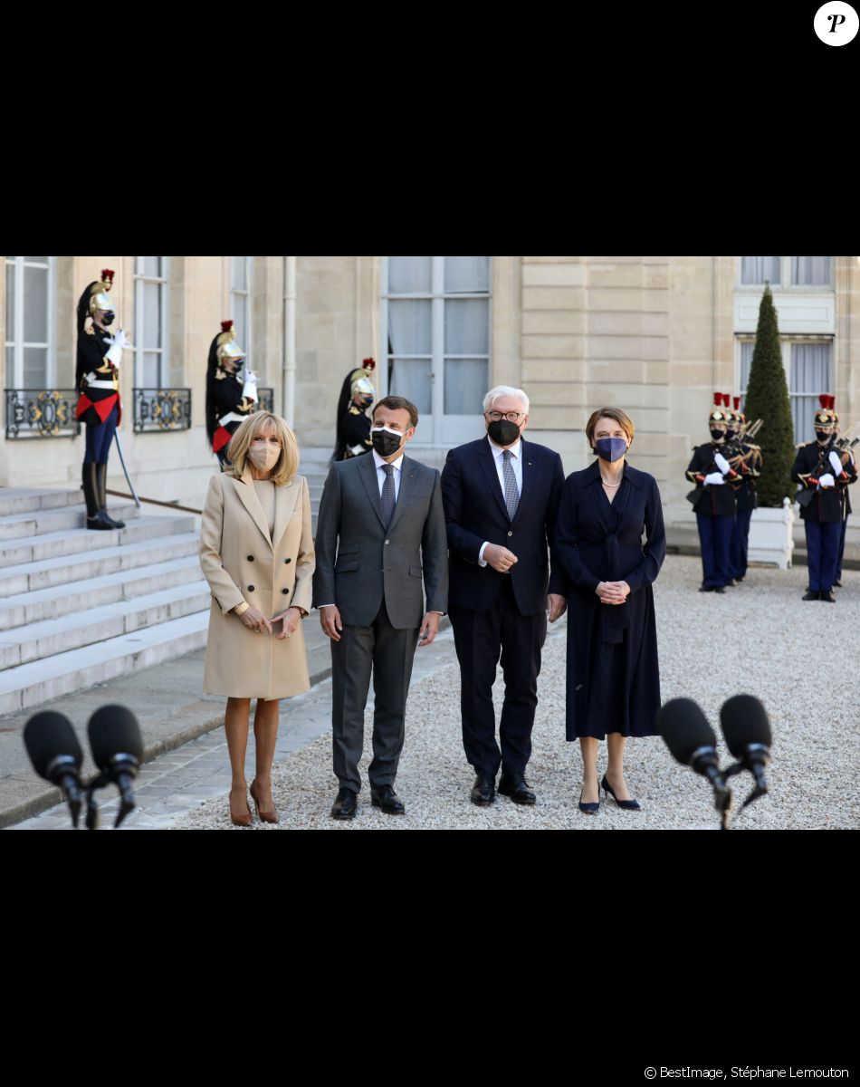 Le président de la République française, Emmanuel Macron et sa femme, la première Dame, Brigitte Macron reçoivent le président de la République fédérale d'Allemagne, Frank-Walter Steinmeier et sa femme, la première Dame Elke Buedenbender pour un déjeuner de travail au palais de l'Elysée à Paris, France, le 26 avril 2021. © Stéphane Lemouton/Bestimage