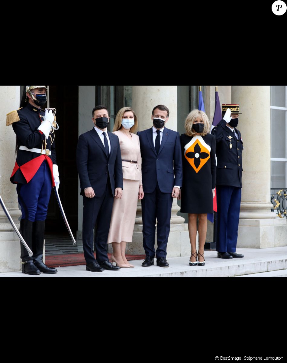 Le président de la république française, Emmanuel Macron et sa femme la Première Dame, Brigitte Macron reçoivent le président ukrainien, Volodymyr Zelensky et sa femme la Première Dame, Olena Volodymyrivna Zelenska pour un déjeuner de travail au palais de l'Elysée à Paris, France, le 16 avril 2021. © Stéphane Lemouton/Bestimage