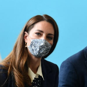 Le prince William, duc de Cambridge, et Catherine (Kate) Middleton, duchesse de Cambridge, lors d'une séance de santé mentale et de bien-être lors d'une visite à The Way Youth Zone à Wolverhampton, Royaume Uni, le 13 mai 2021.