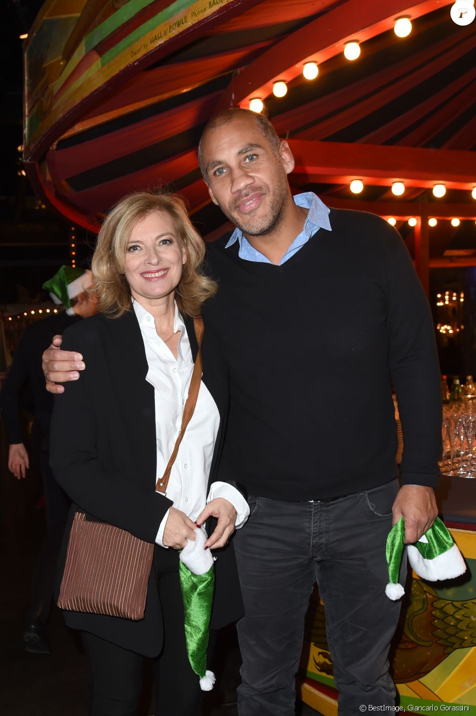 Valérie Trierweiler et son compagnon Romain Magellan - Le Secours Populaire fête Noêl pour 300 enfants au Musée des Arts Forains à Paris, France, le 5 décembre 2018. © Giancarlo Gorassini/Bestimage