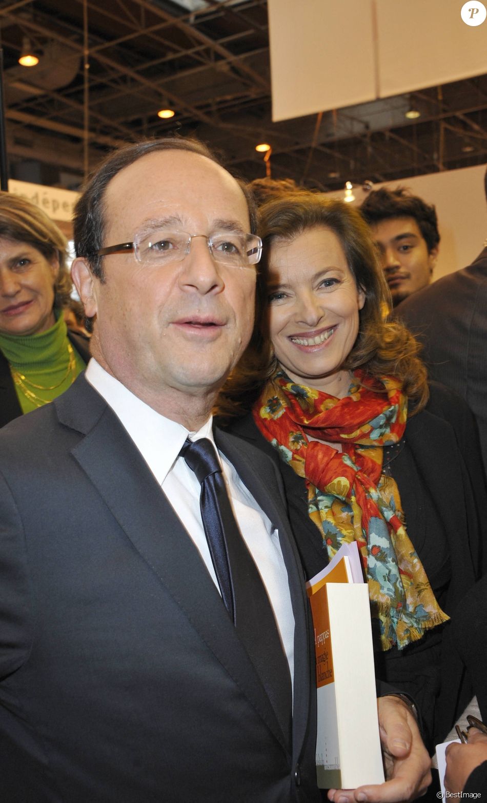 FRANCOIS HOLLANDE ET SA COMPAGNE VALERIE TRIERWEILER ONT VISITE LE SALON DU LIVRE, PORTE DE VERSAILLES, A PARIS. LE 18 MARS 2012
