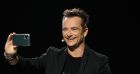David Hallyday avec son fils Cameron, victime d'un accident de vélo au Portugal