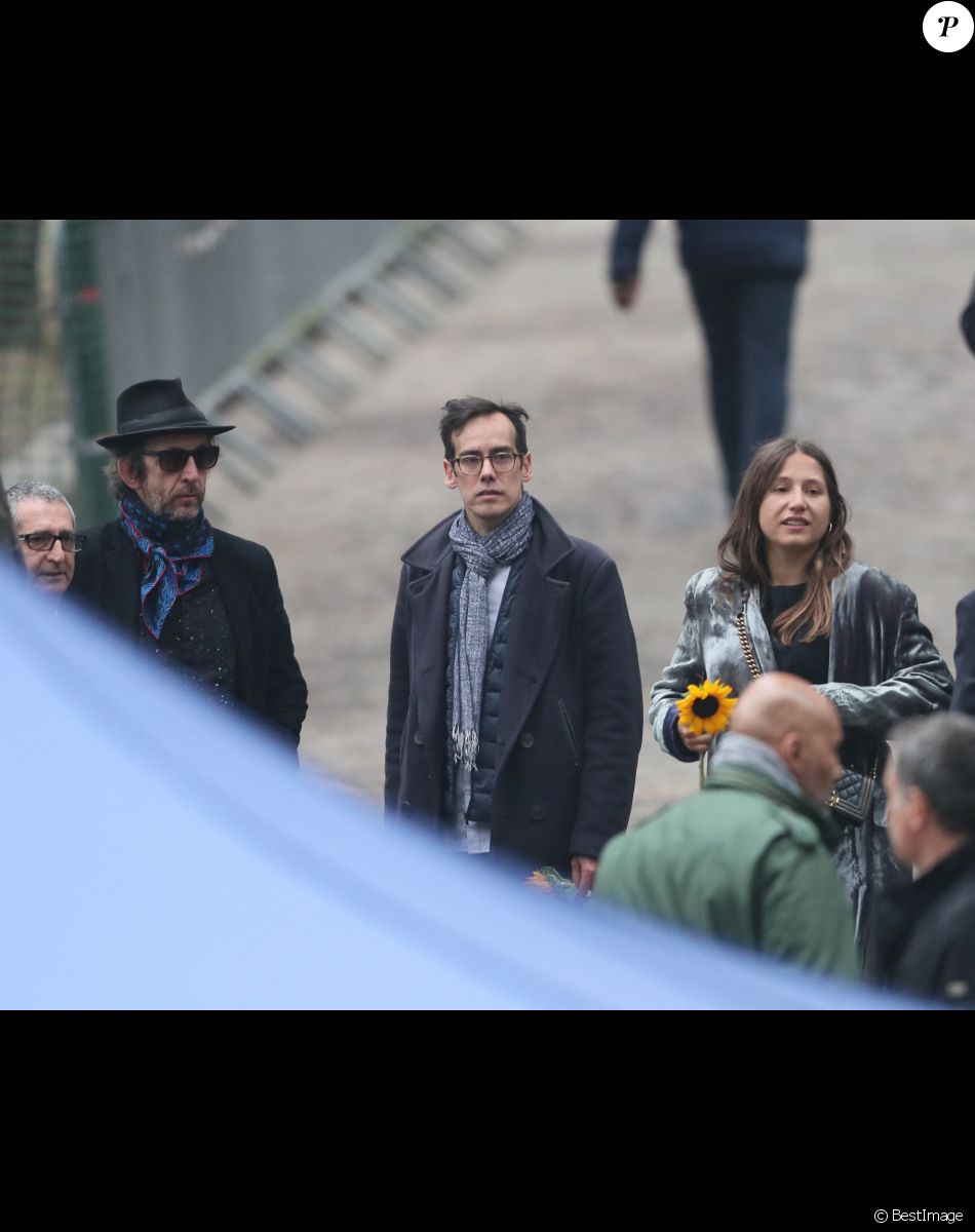 Arthur H, Kên Higelin, Izïa Higelin lors des obsèques de Jacques Higelin au cimetière du Père Lachaise à Paris le 12 avril 2018.