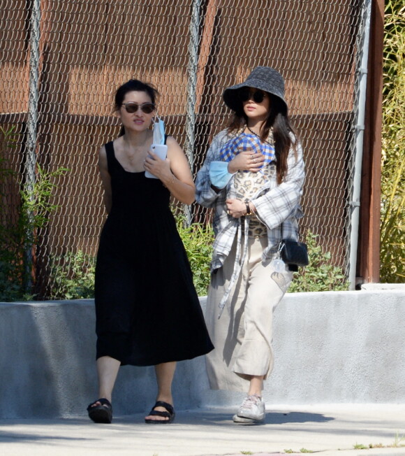 Exclusif - Brenda Song, la compagne de Macaulay Culkin, leur bébé Dakota, et sa mère se baladent à Los Angeles. Le 4 mai 2021.