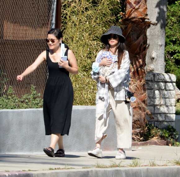 Exclusif - Brenda Song, la compagne de Macaulay Culkin, leur bébé Dakota, et sa mère se baladent à Los Angeles. Le 4 mai 2021.