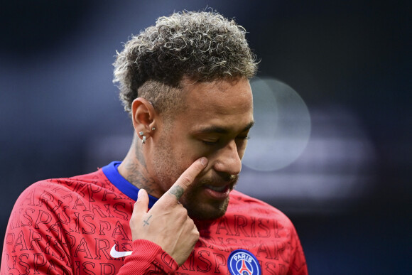 Echauffement des joueurs du PSG Neymar Jr (PSG) - Match de football en ligue 1 Uber Eats : le Paris Saint Germain (PSG) bat Reims 4 à 0 au parc des Princes à Paris. © JB Autissier / Panoramic / Bestimage 