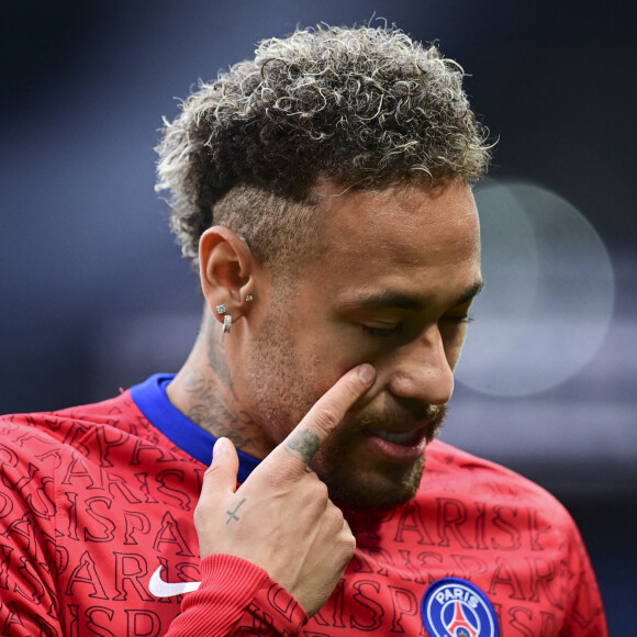 Echauffement des joueurs du PSG Neymar Jr (PSG) - Match de football en ligue 1 Uber Eats : le Paris Saint Germain (PSG) bat Reims 4 à 0 au parc des Princes à Paris. © JB Autissier / Panoramic / Bestimage 