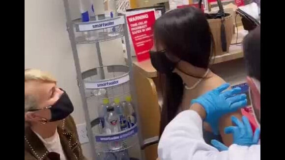 Laeticia Hallyday : Jade et Joy se font vacciner, la fière maman rassure ses filles et partage des vidéos
